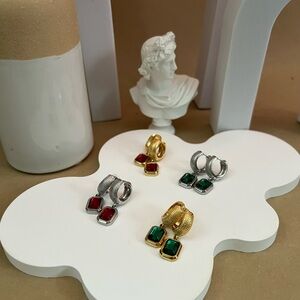 Elegant Retro Pendant Hoops: Gold-Plated Red & Green Crystal